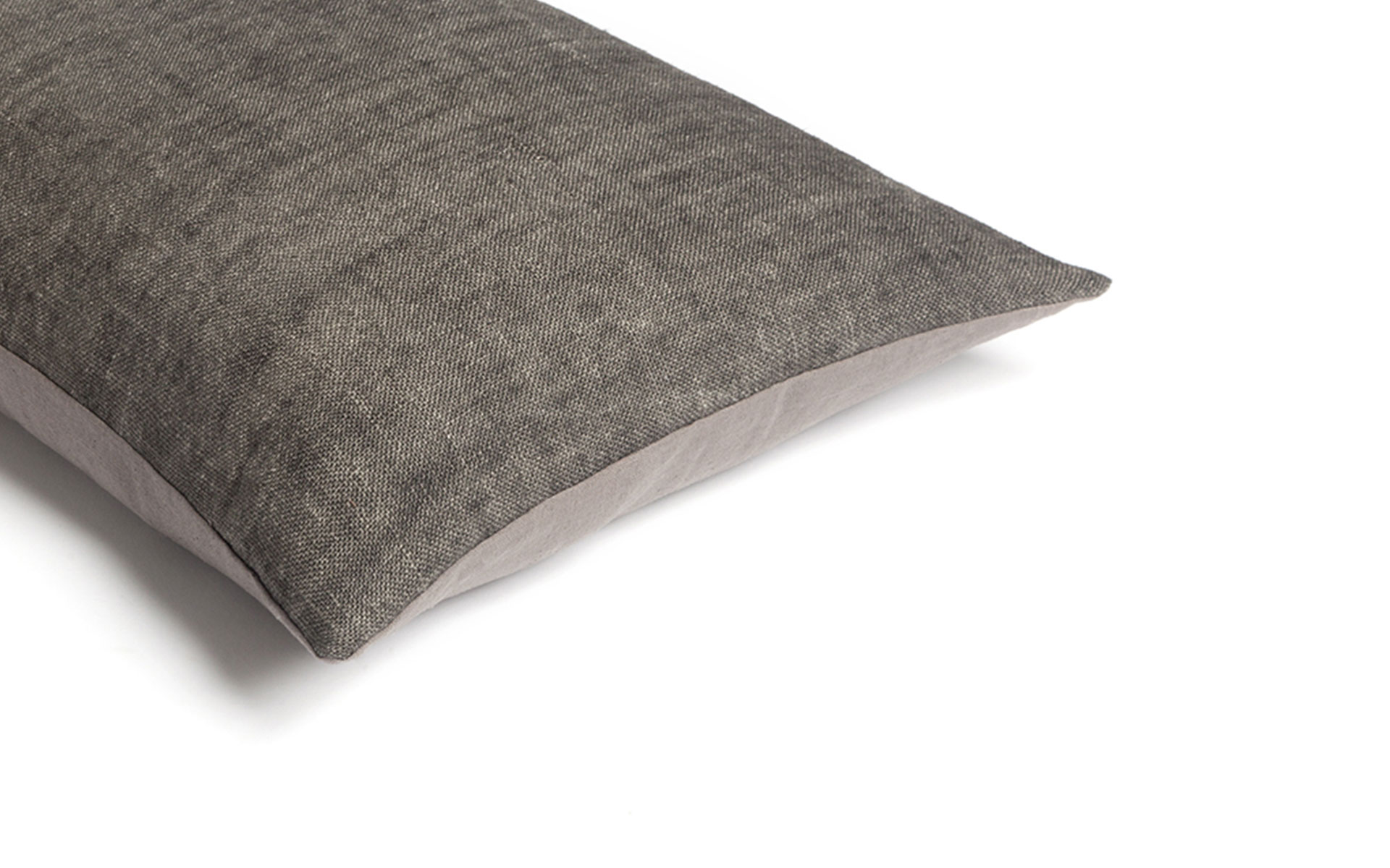 Mrs.Me home couture - cushion Morris Graphite detail